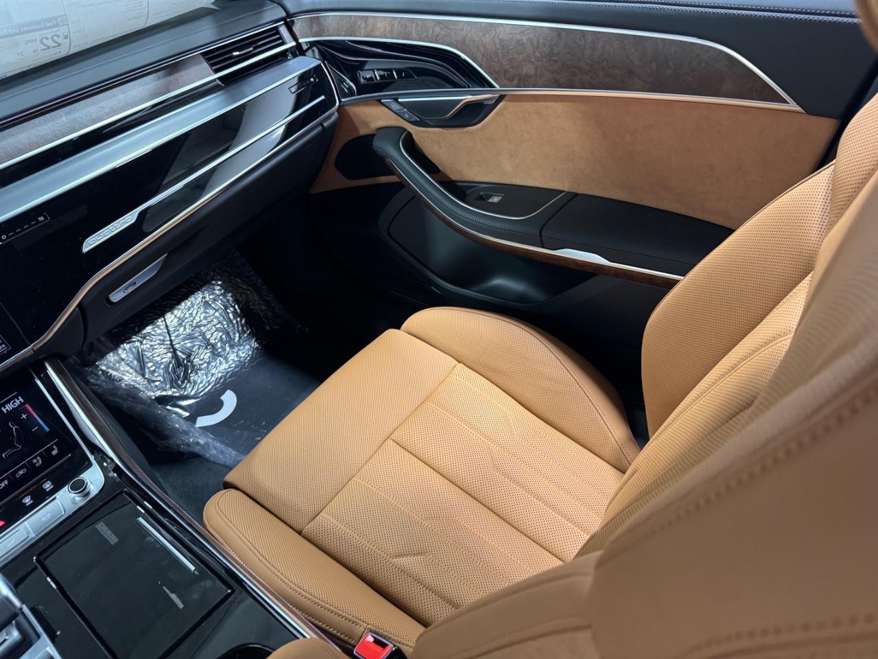 Audi A8 Vehicle Full-screen Gallery Image 18