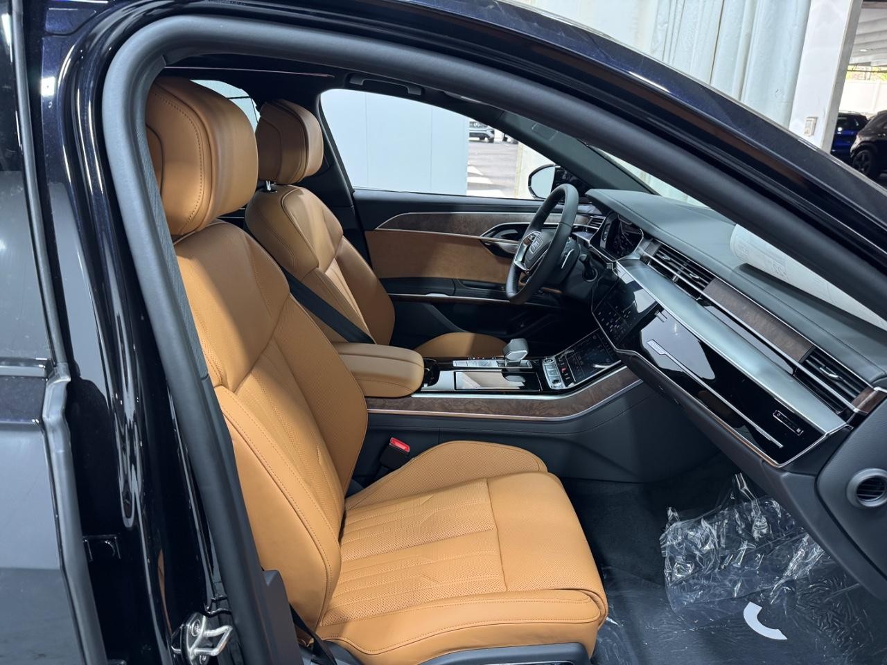 Audi A8 Vehicle Full-screen Gallery Image 19