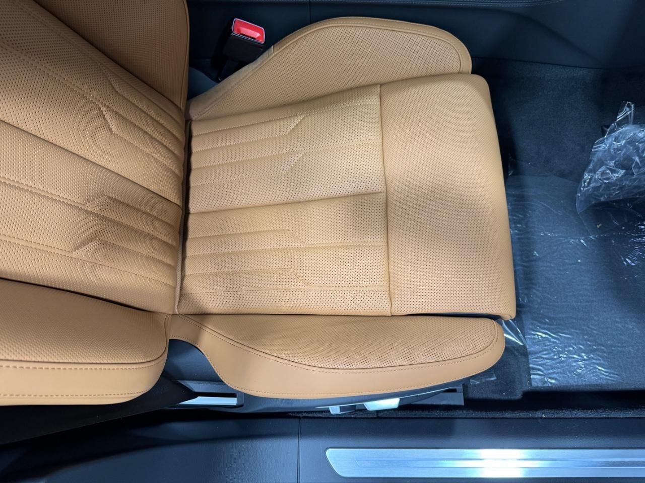 Audi A8 Vehicle Full-screen Gallery Image 20