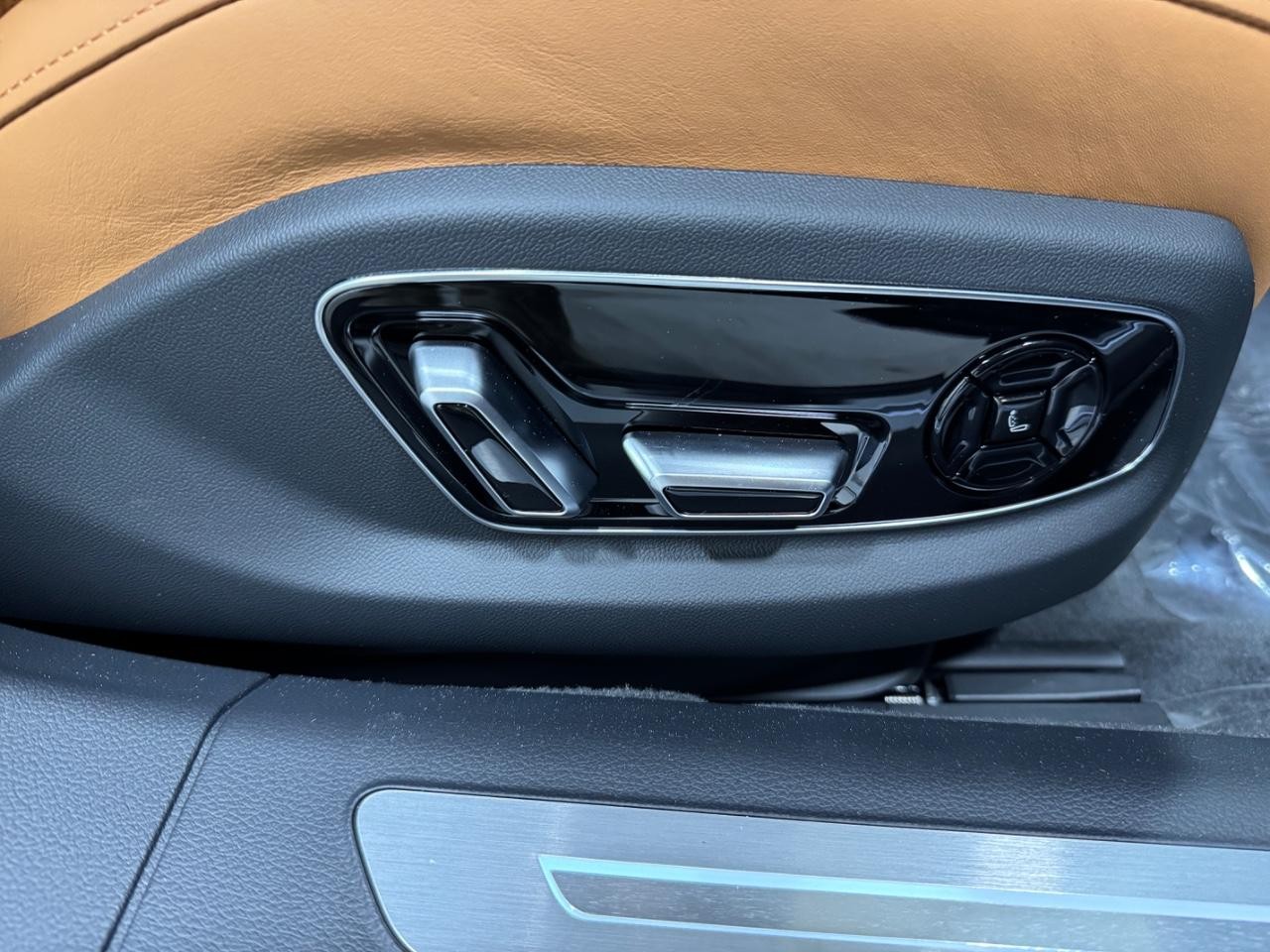 Audi A8 Vehicle Full-screen Gallery Image 21