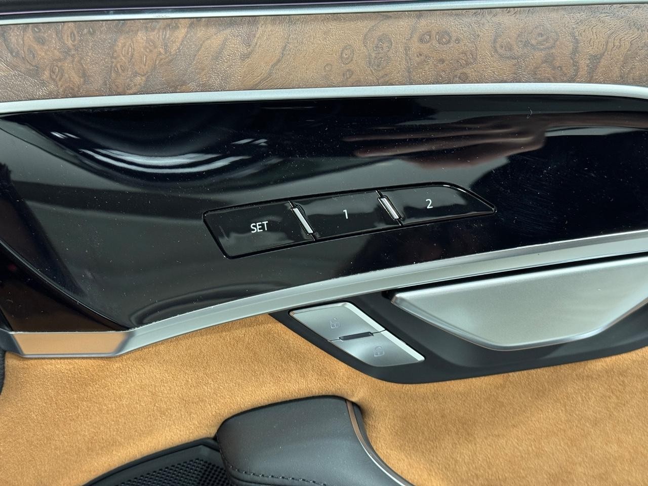 Audi A8 Vehicle Full-screen Gallery Image 22