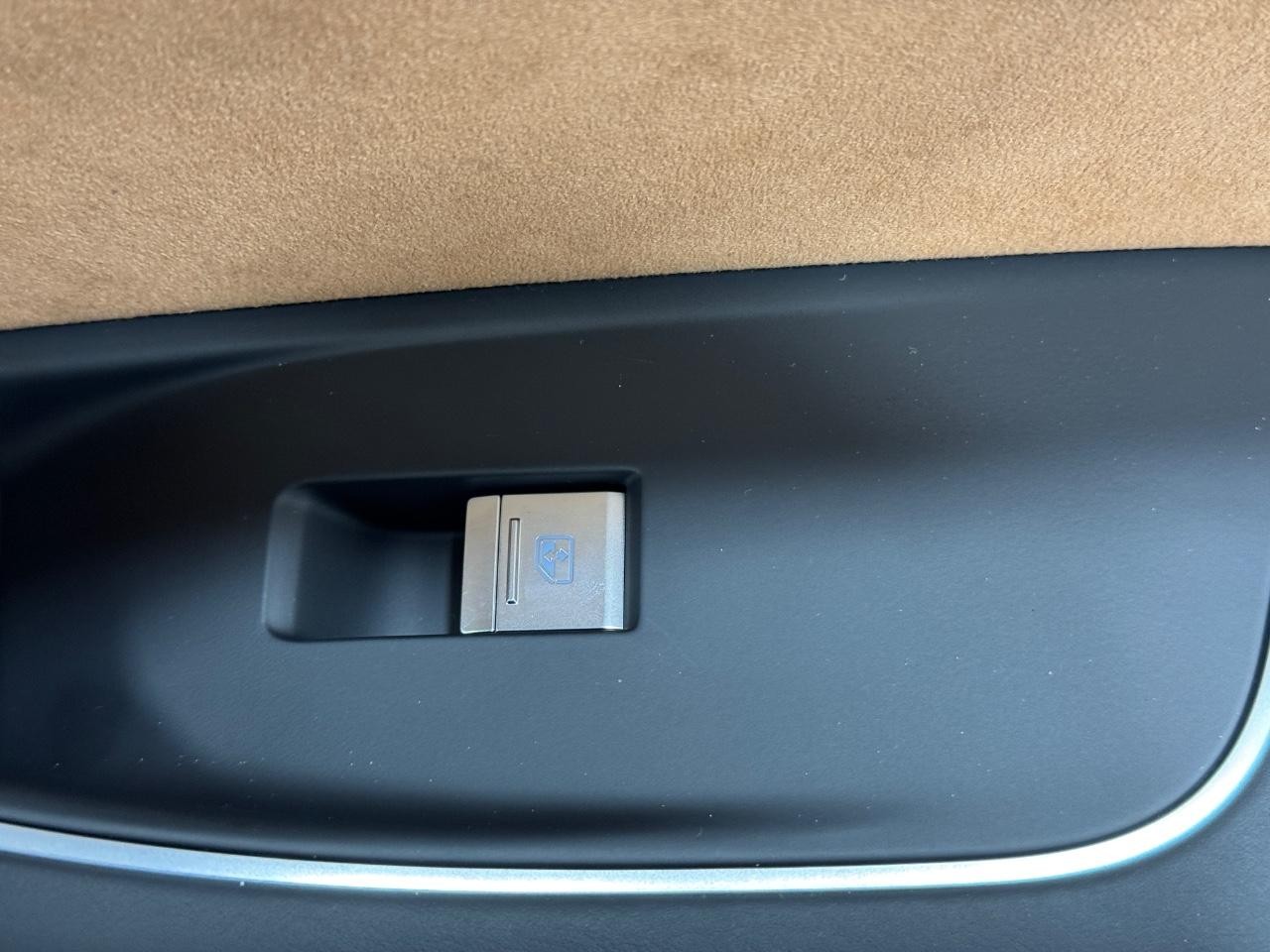 Audi A8 Vehicle Full-screen Gallery Image 23