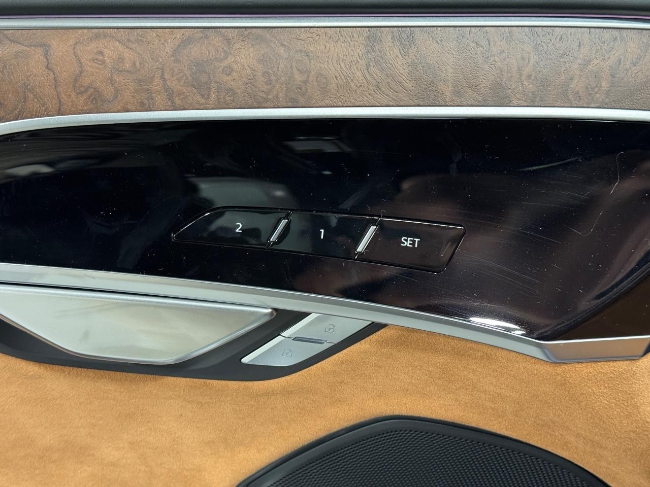 Audi A8 Vehicle Full-screen Gallery Image 24