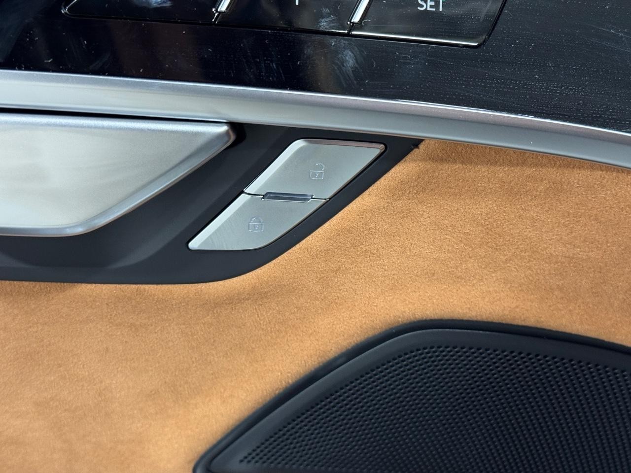 Audi A8 Vehicle Full-screen Gallery Image 25