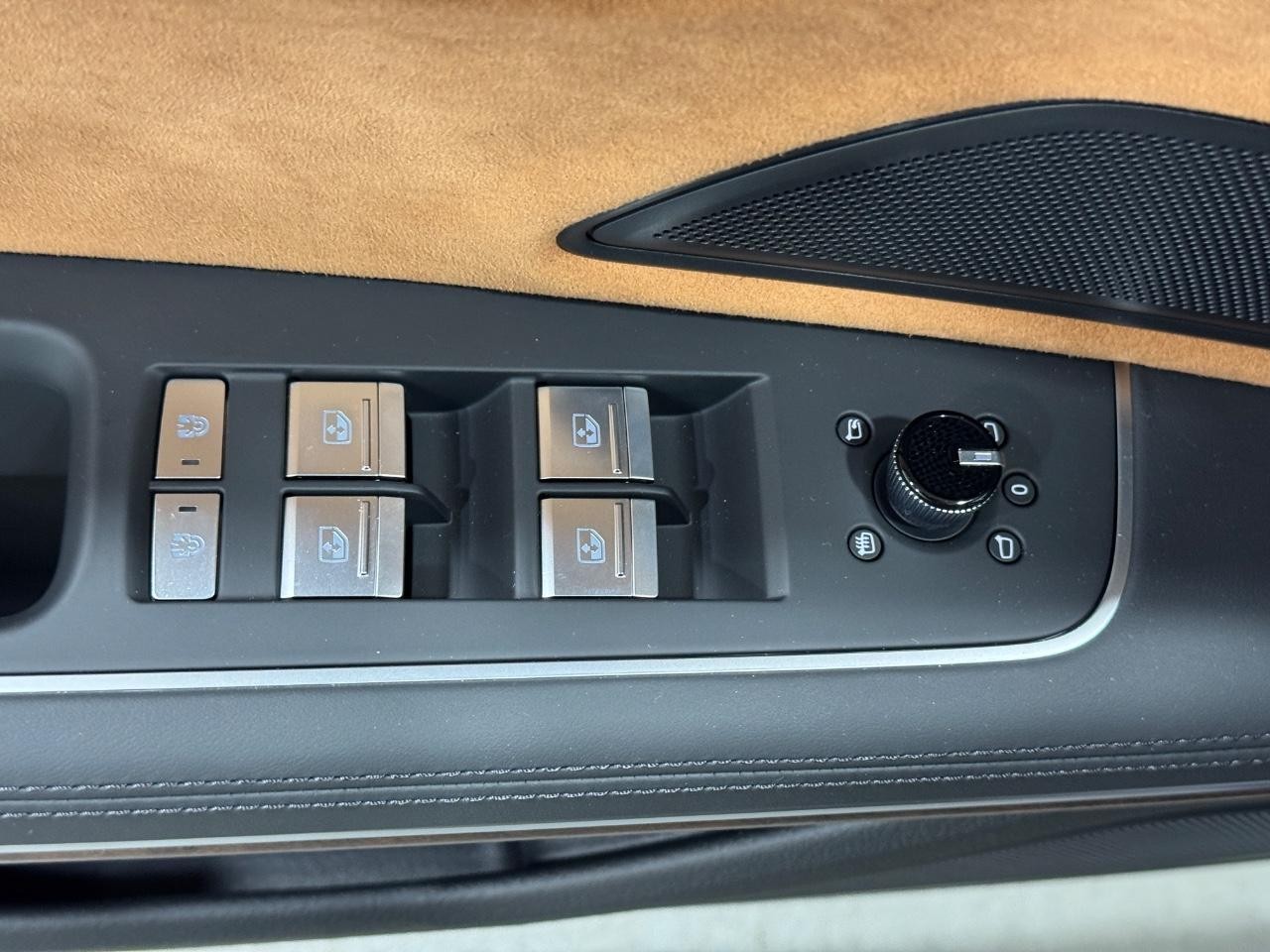 Audi A8 Vehicle Full-screen Gallery Image 26