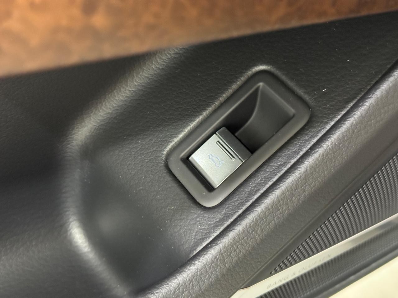 Audi A8 Vehicle Full-screen Gallery Image 27