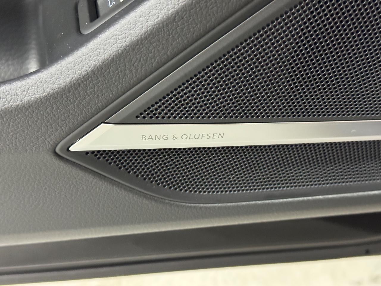 Audi A8 Vehicle Full-screen Gallery Image 28