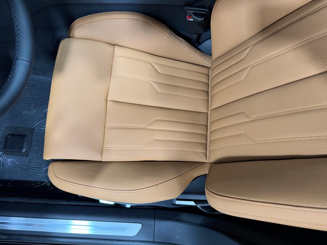 Audi A8 Vehicle Full-screen Gallery Image 30