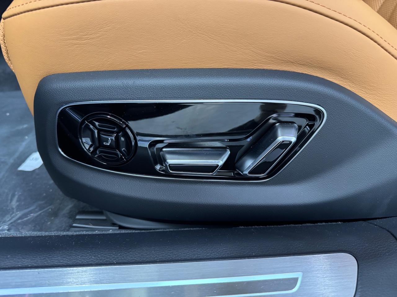 Audi A8 Vehicle Full-screen Gallery Image 31