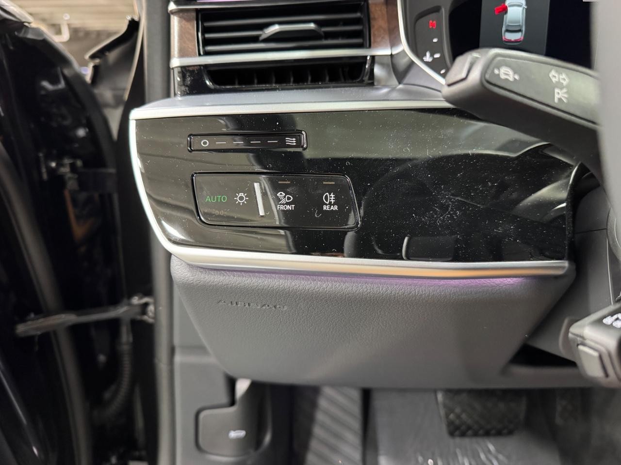 Audi A8 Vehicle Full-screen Gallery Image 32