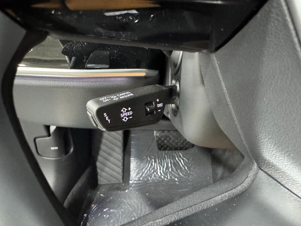 Audi A8 Vehicle Full-screen Gallery Image 33