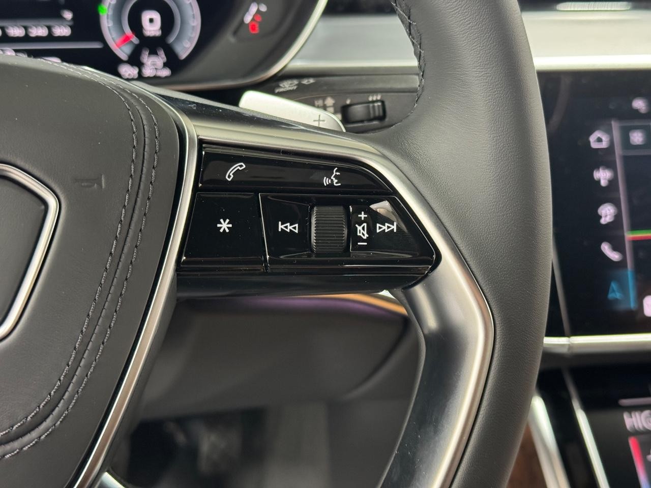 Audi A8 Vehicle Full-screen Gallery Image 35