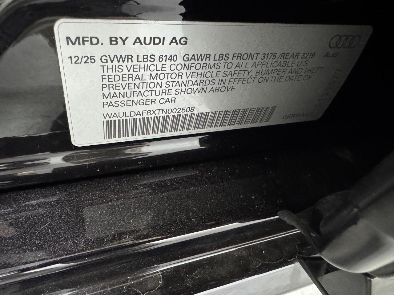 Audi A8 Vehicle Full-screen Gallery Image 38