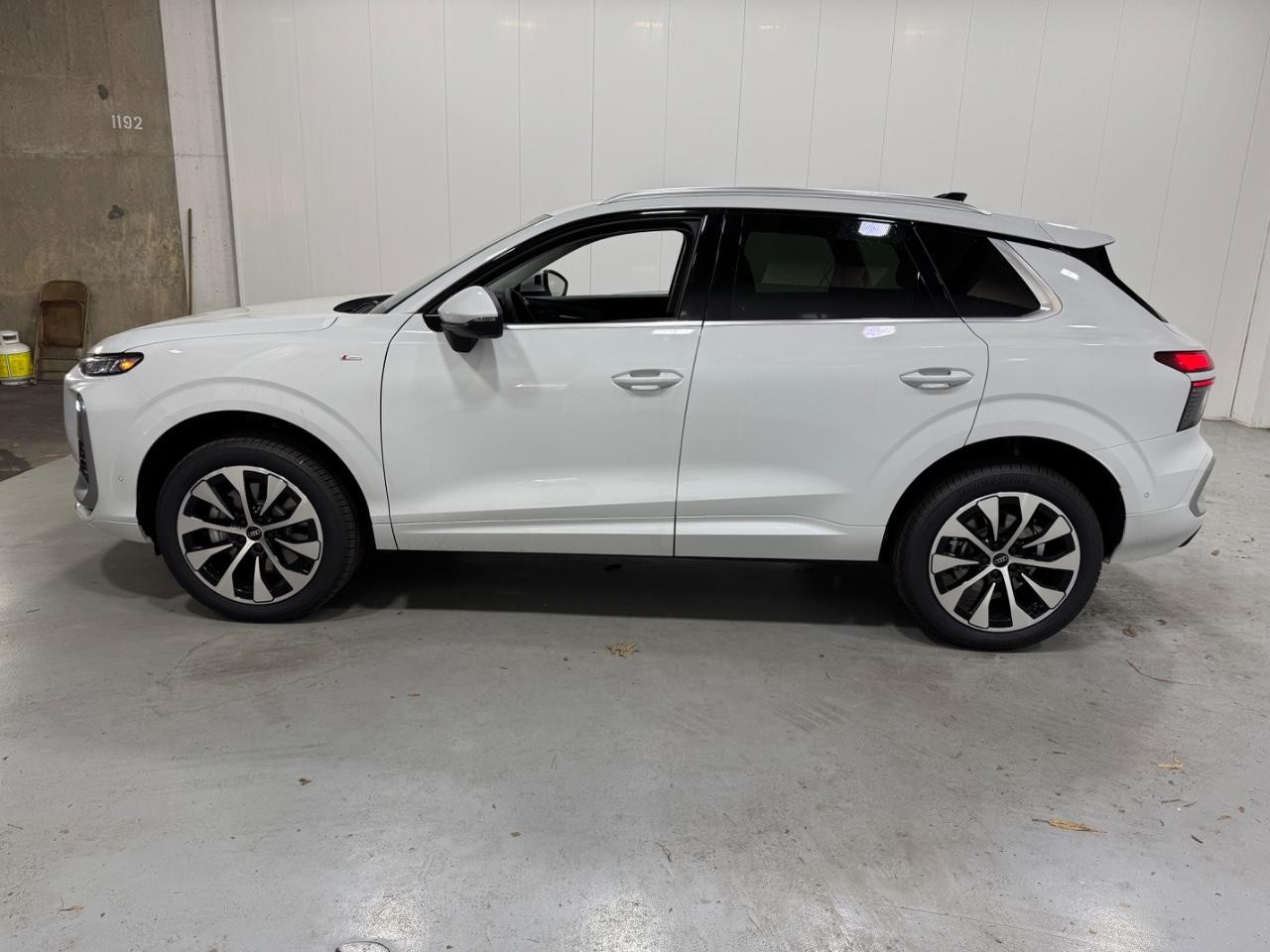 Audi Q3 Vehicle Full-screen Gallery Image 2