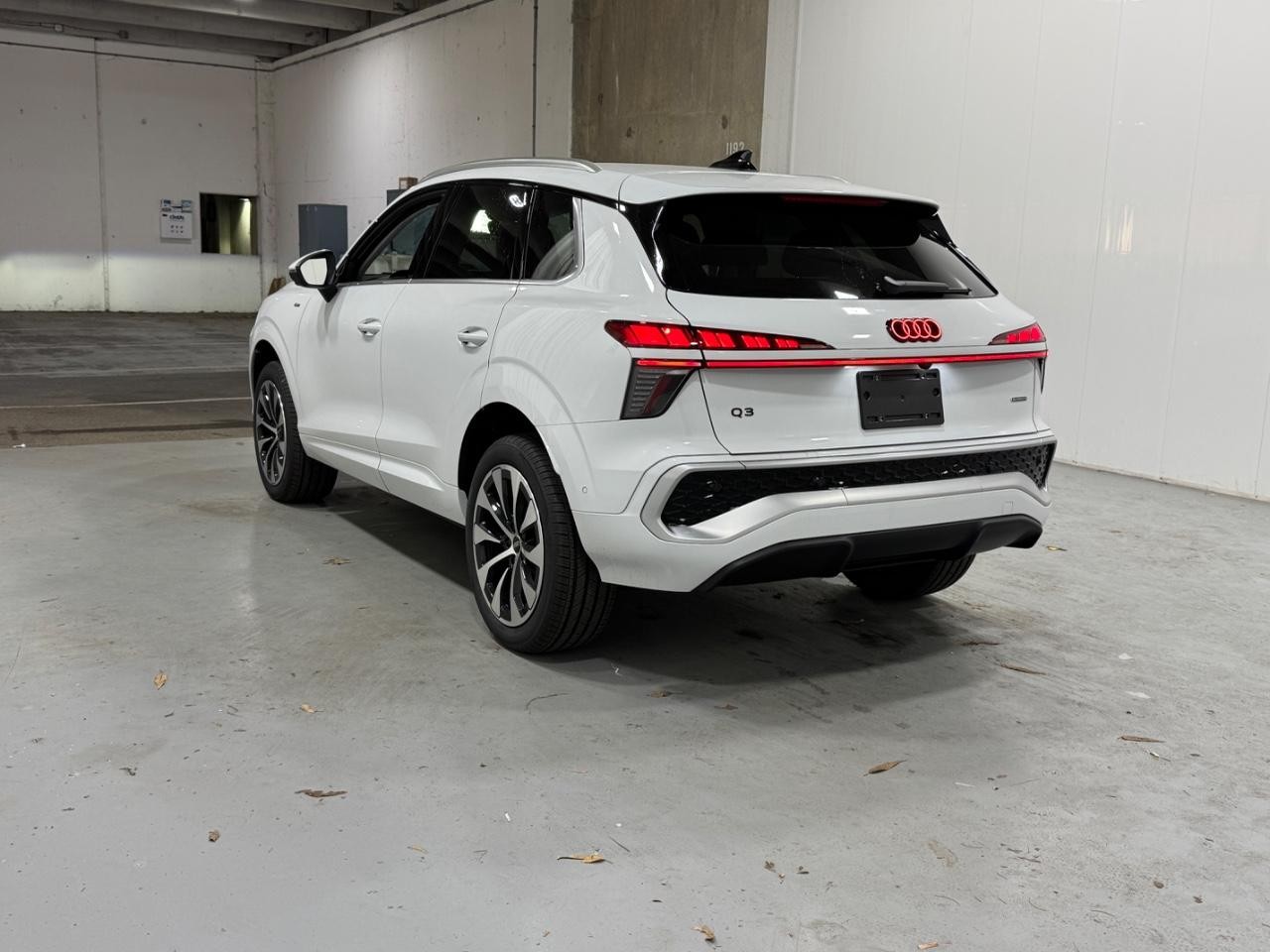 Audi Q3 Vehicle Full-screen Gallery Image 3