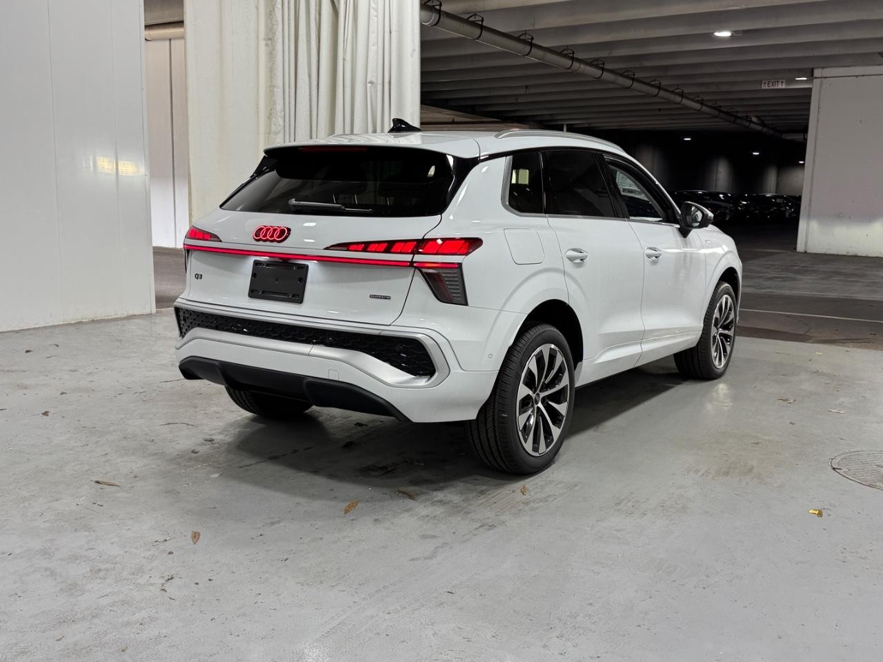 Audi Q3 Vehicle Full-screen Gallery Image 4