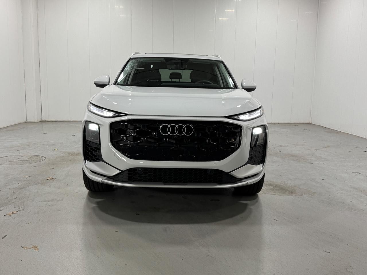 Audi Q3 Vehicle Full-screen Gallery Image 7