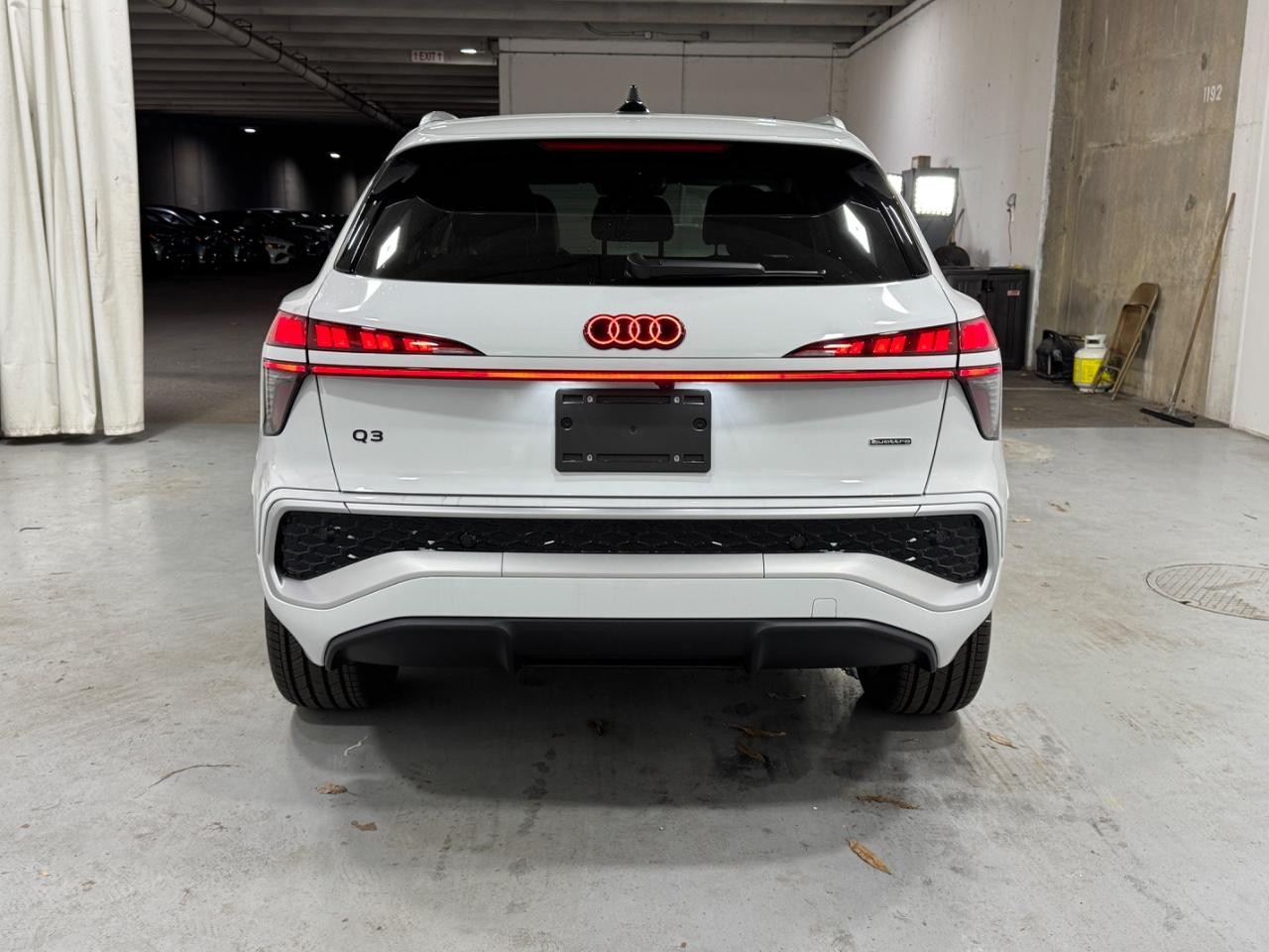 Audi Q3 Vehicle Full-screen Gallery Image 9