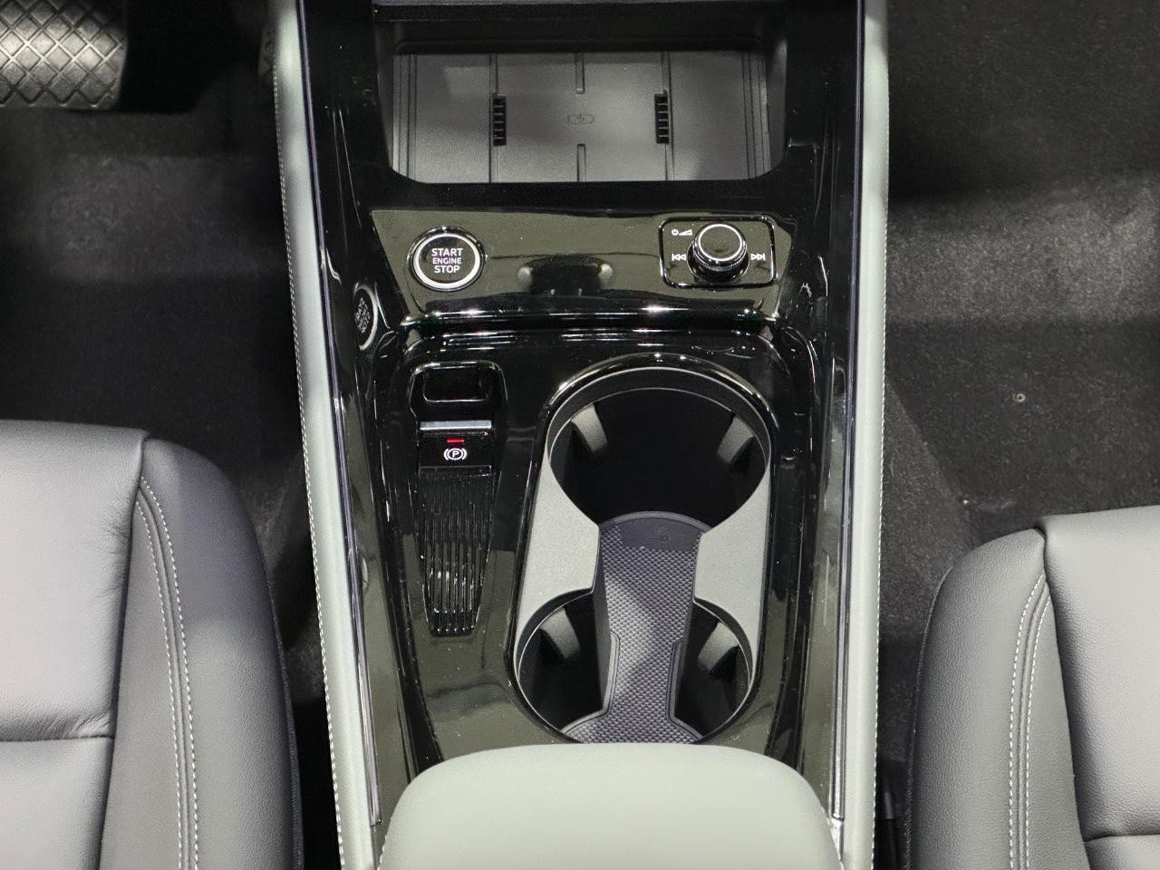 Audi Q3 Vehicle Full-screen Gallery Image 16