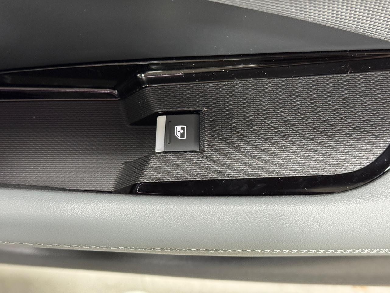 Audi Q3 Vehicle Full-screen Gallery Image 22