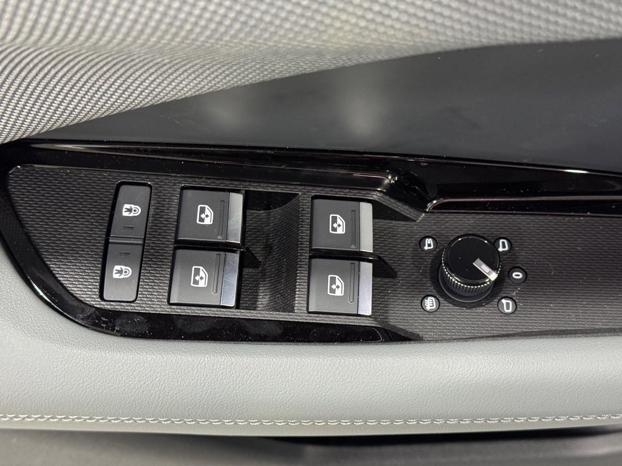 Audi Q3 Vehicle Full-screen Gallery Image 24