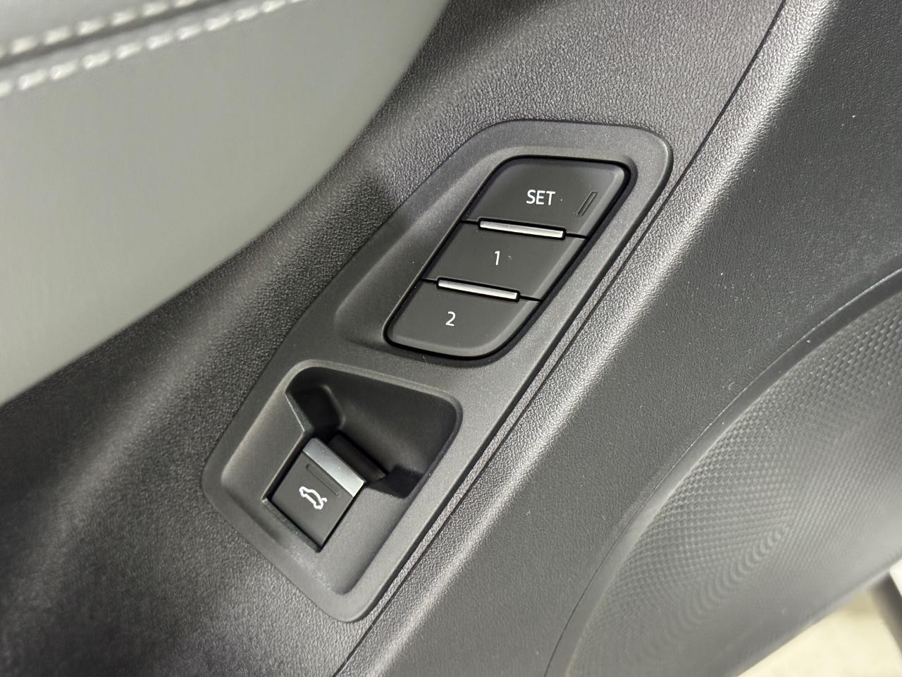 Audi Q3 Vehicle Full-screen Gallery Image 25