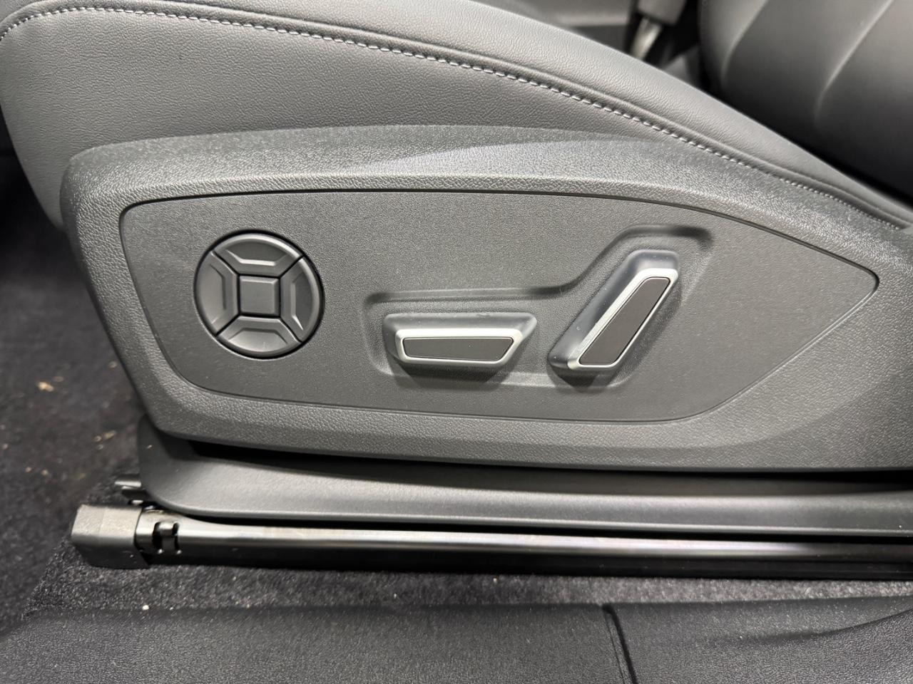 Audi Q3 Vehicle Full-screen Gallery Image 28