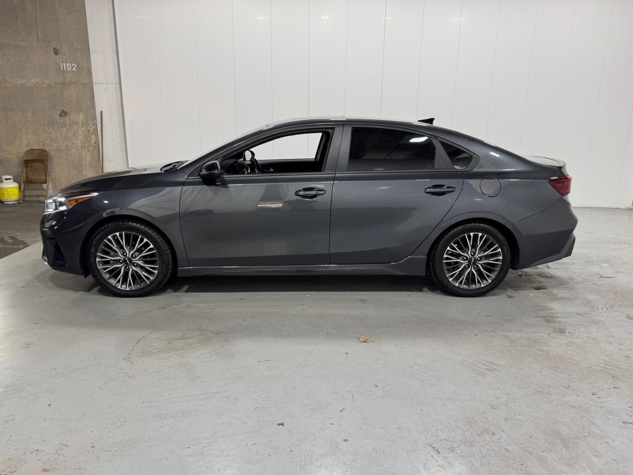 Kia Forte Vehicle Full-screen Gallery Image 2