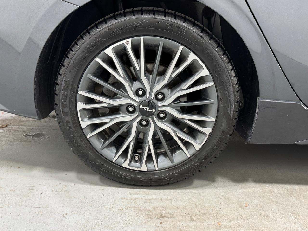 Kia Forte Vehicle Full-screen Gallery Image 5