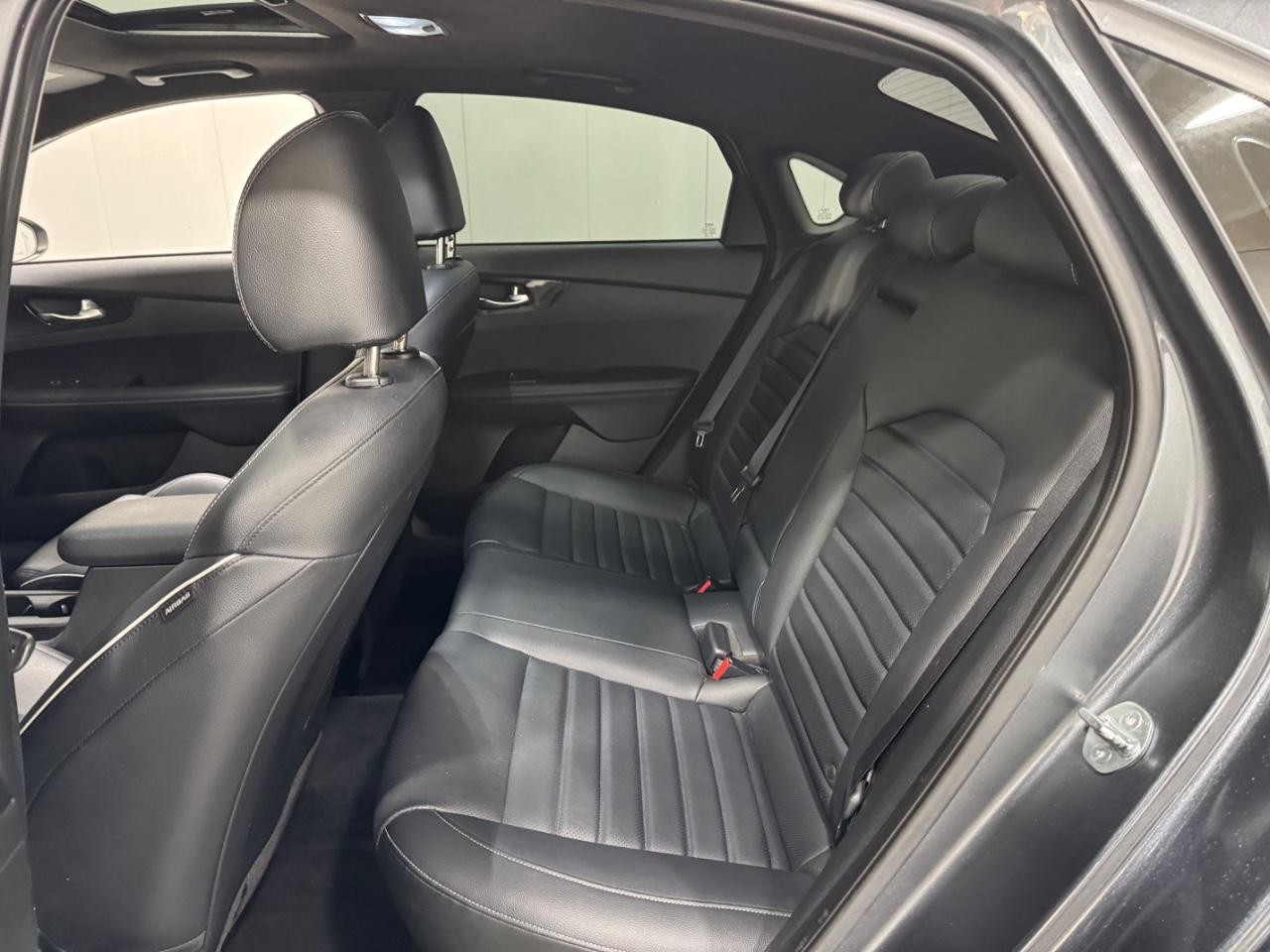Kia Forte Vehicle Full-screen Gallery Image 8