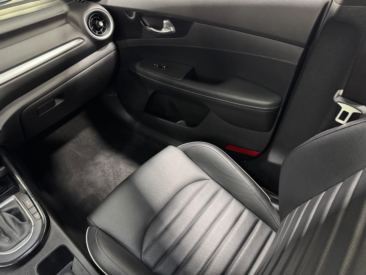 Kia Forte Vehicle Full-screen Gallery Image 16