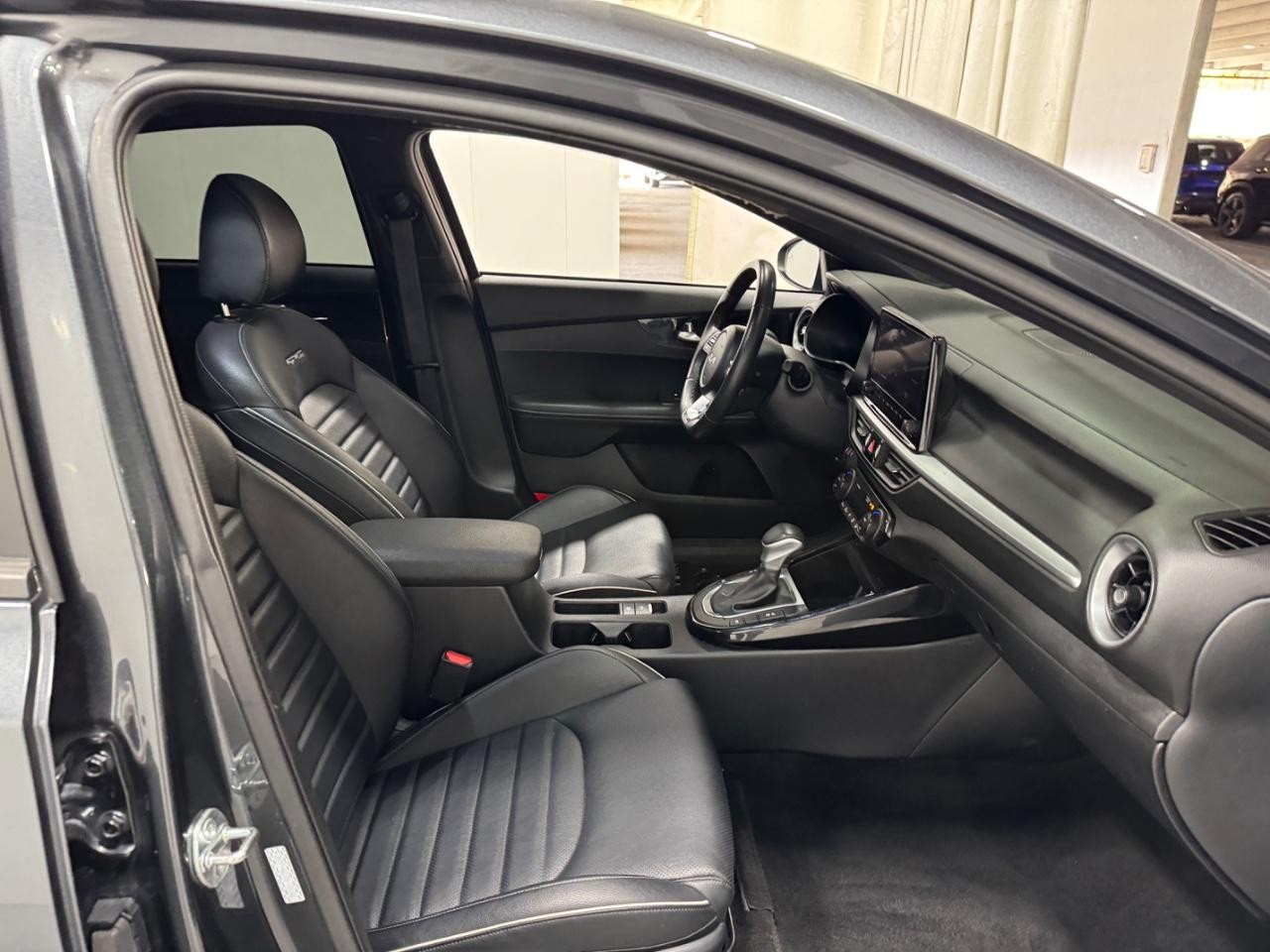 Kia Forte Vehicle Full-screen Gallery Image 17