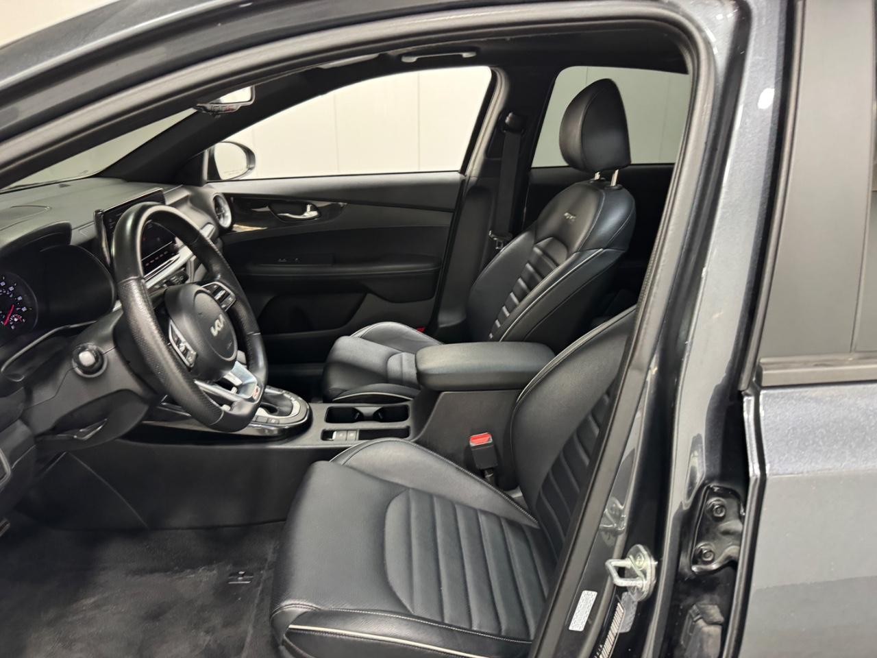 Kia Forte Vehicle Full-screen Gallery Image 25