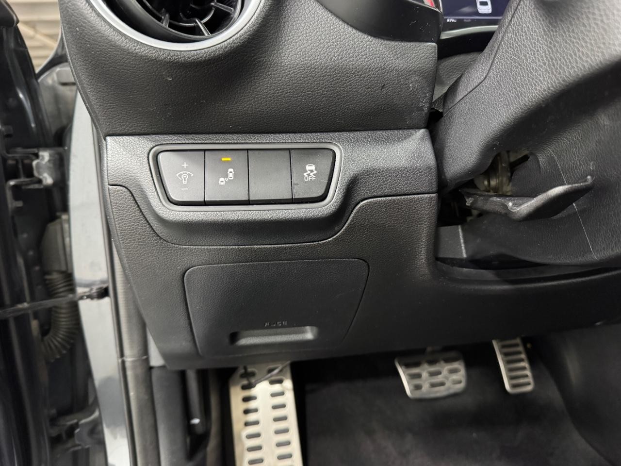 Kia Forte Vehicle Full-screen Gallery Image 28