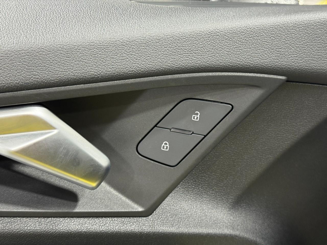 Audi S3 Vehicle Full-screen Gallery Image 23