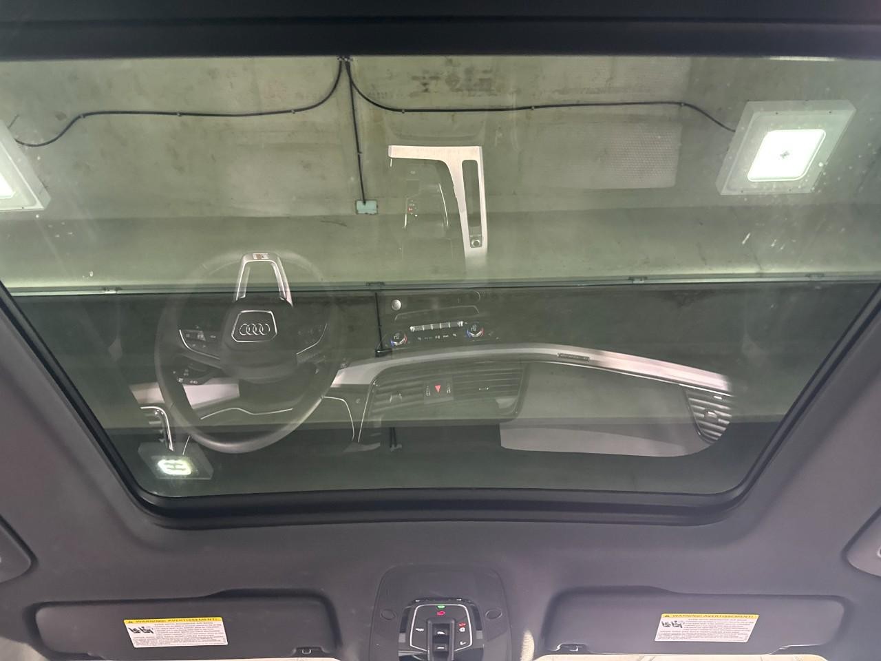 Audi Q5 Vehicle Full-screen Gallery Image 12