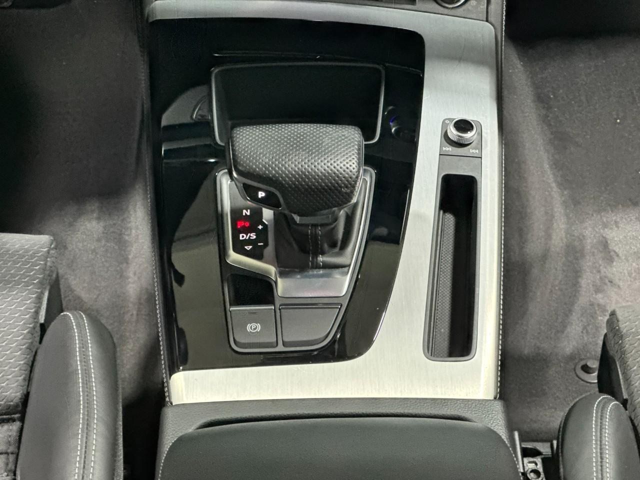 Audi Q5 Vehicle Full-screen Gallery Image 17