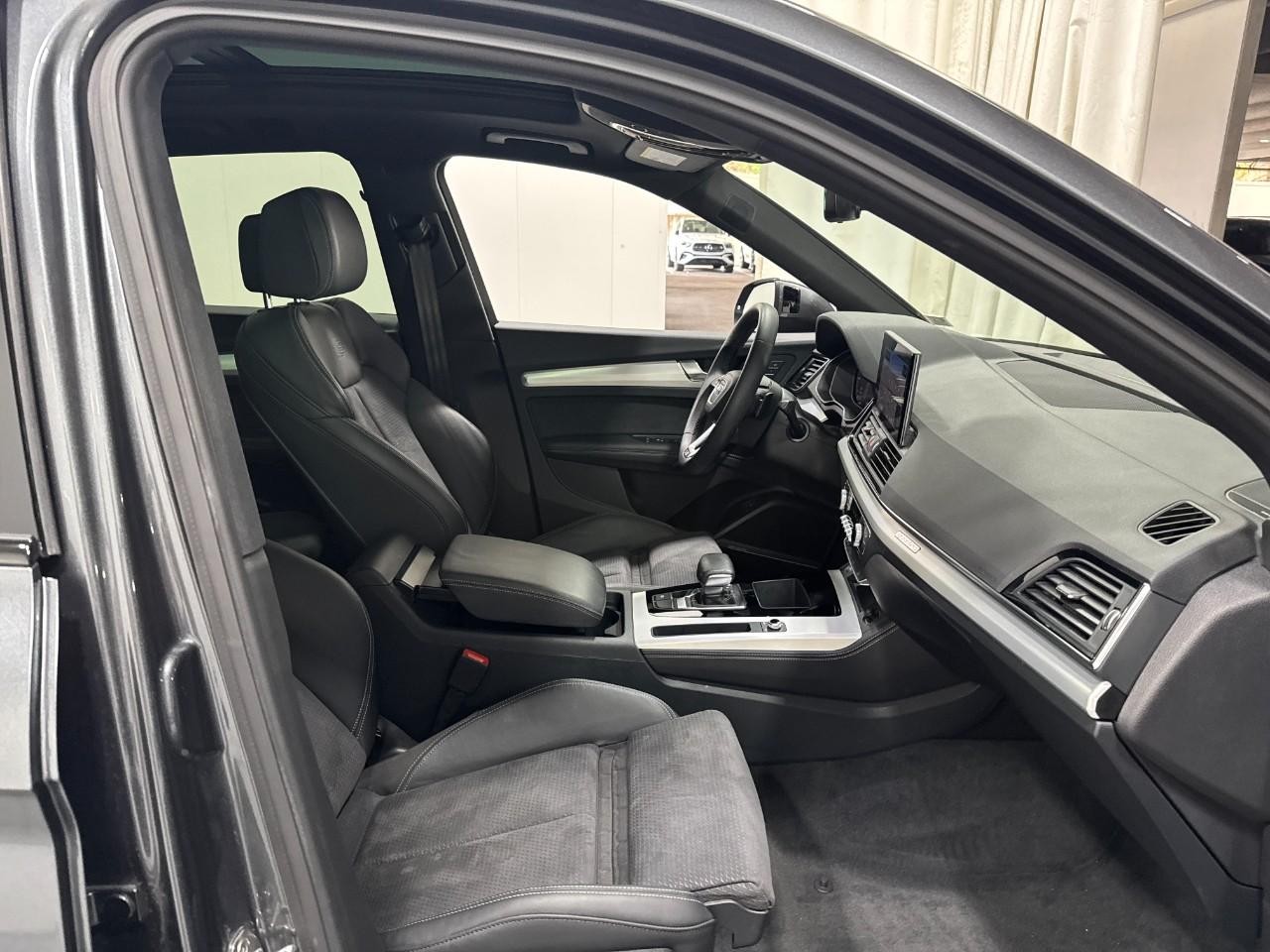 Audi Q5 Vehicle Full-screen Gallery Image 19