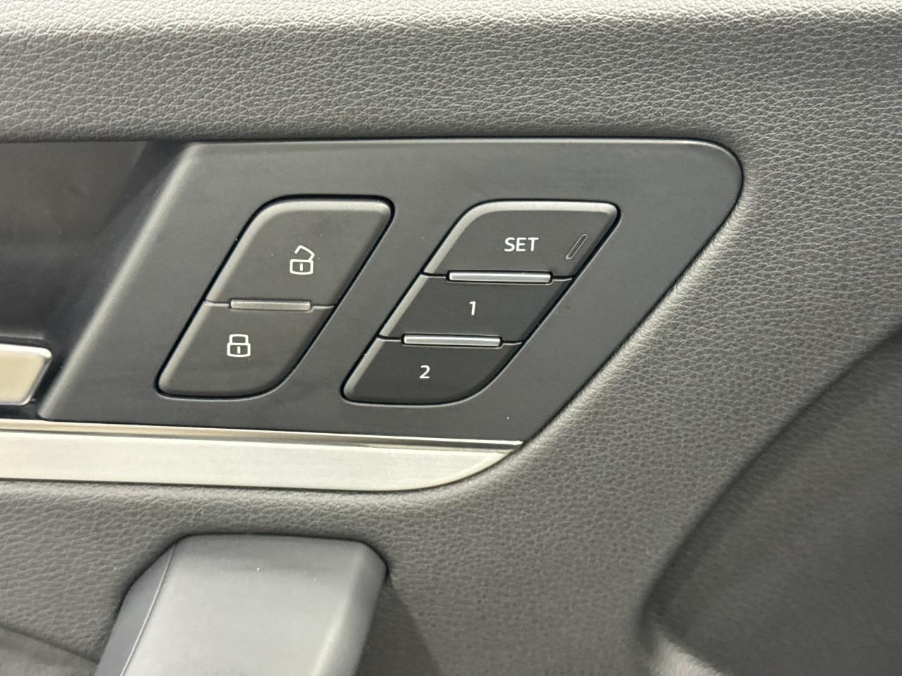 Audi Q5 Vehicle Full-screen Gallery Image 24