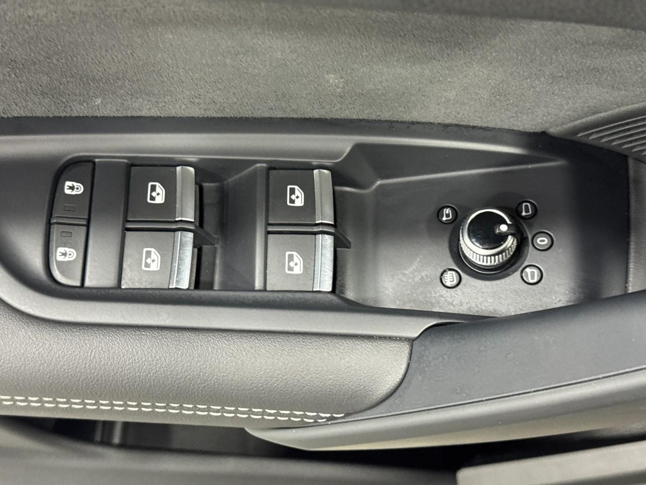 Audi Q5 Vehicle Full-screen Gallery Image 25