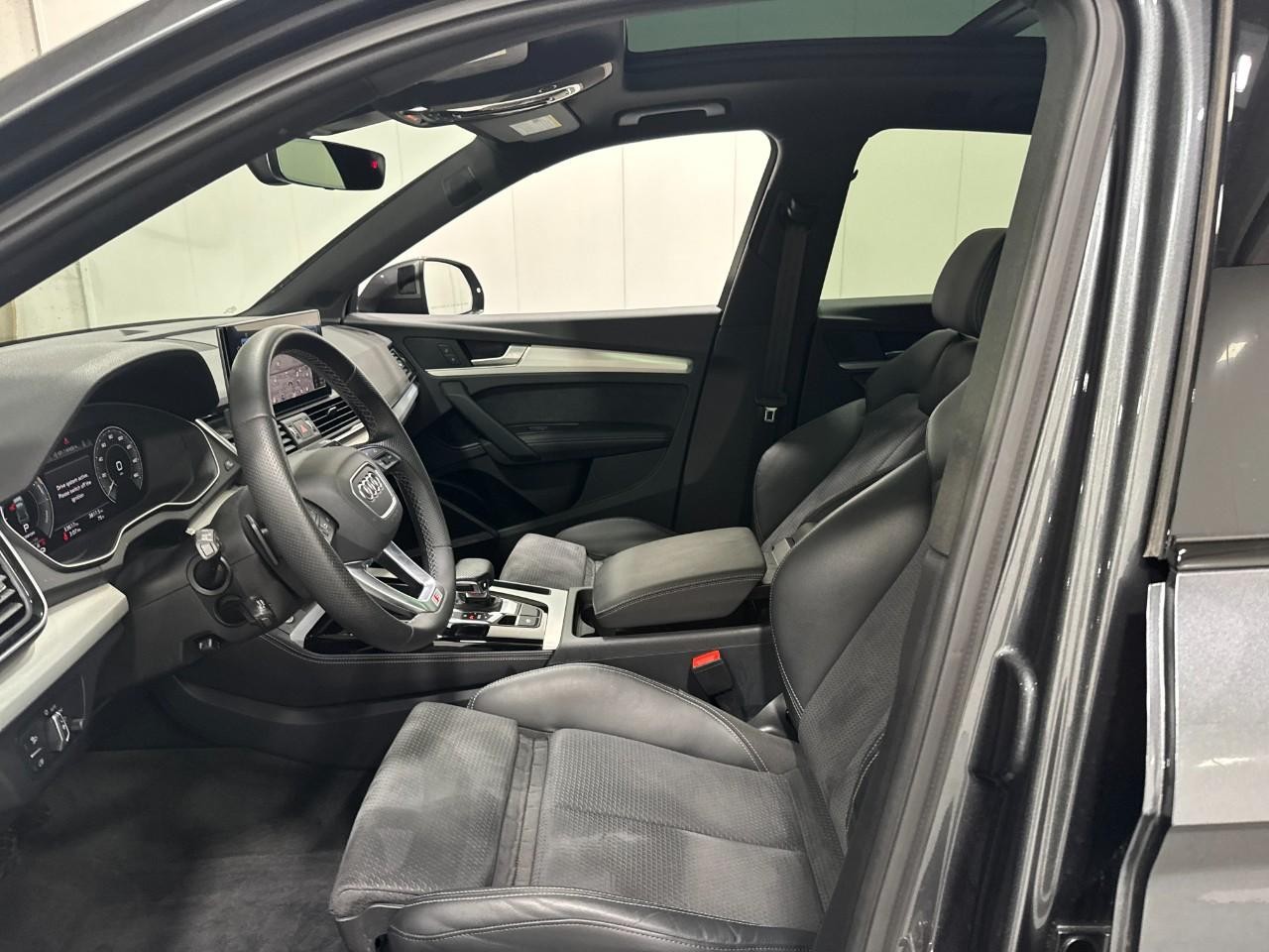 Audi Q5 Vehicle Full-screen Gallery Image 28