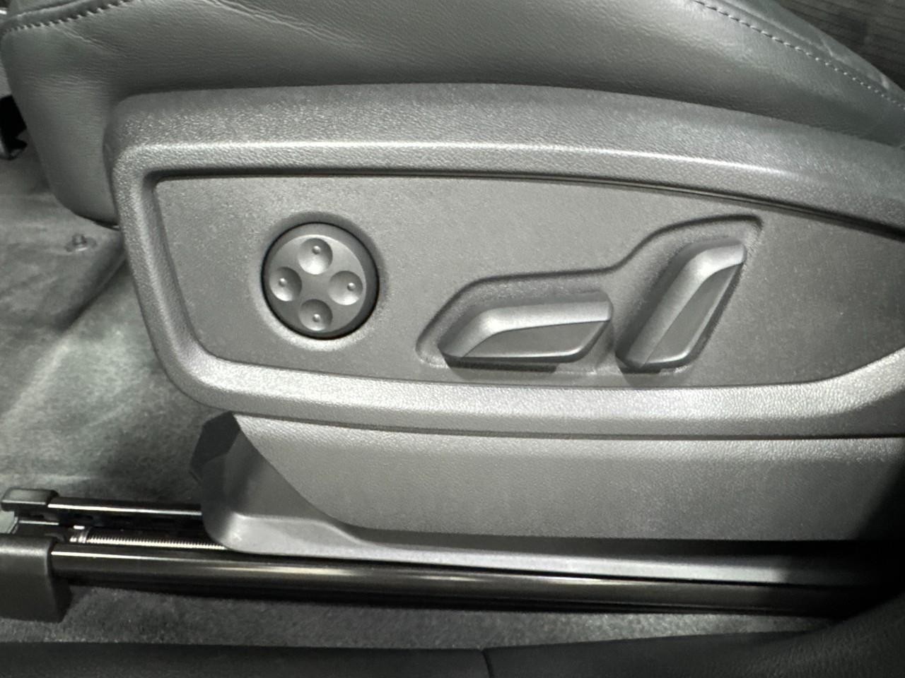 Audi Q5 Vehicle Full-screen Gallery Image 30