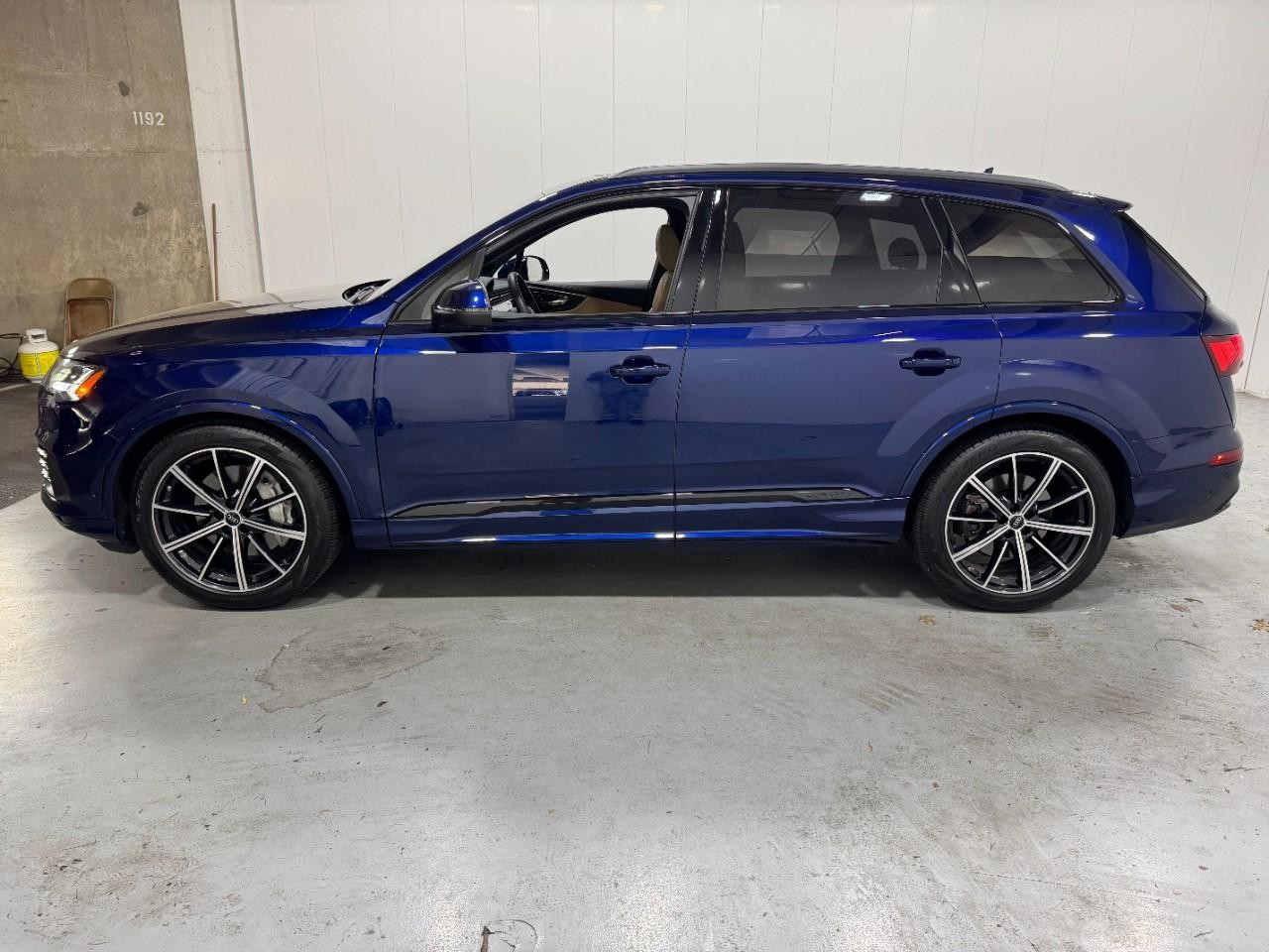 Audi Q7 Vehicle Full-screen Gallery Image 2