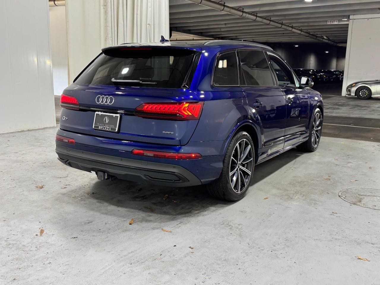 Audi Q7 Vehicle Full-screen Gallery Image 4
