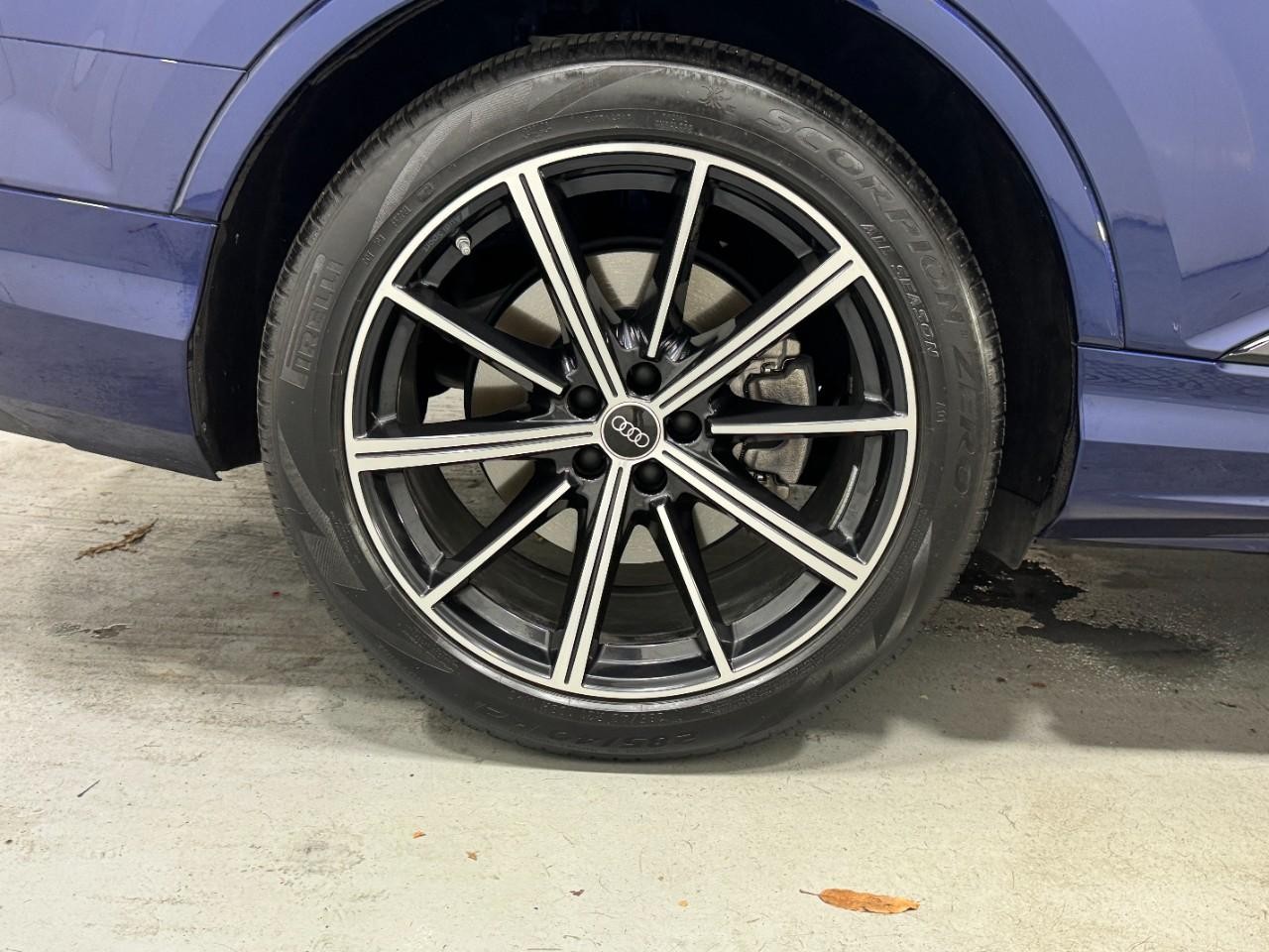 Audi Q7 Vehicle Full-screen Gallery Image 5