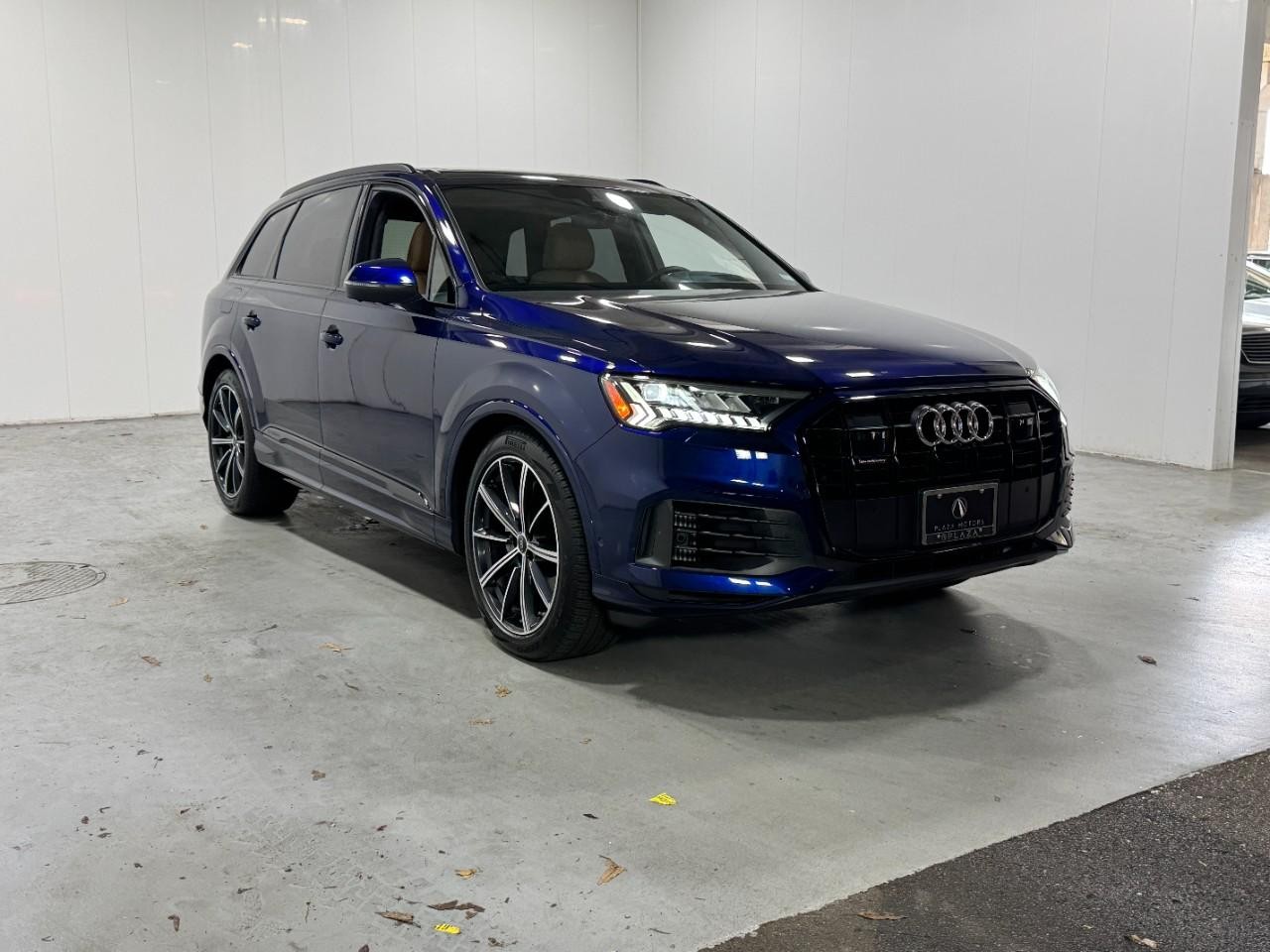 Audi Q7 Vehicle Full-screen Gallery Image 6