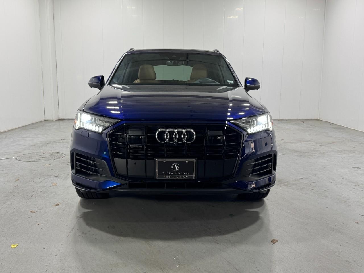 Audi Q7 Vehicle Full-screen Gallery Image 7