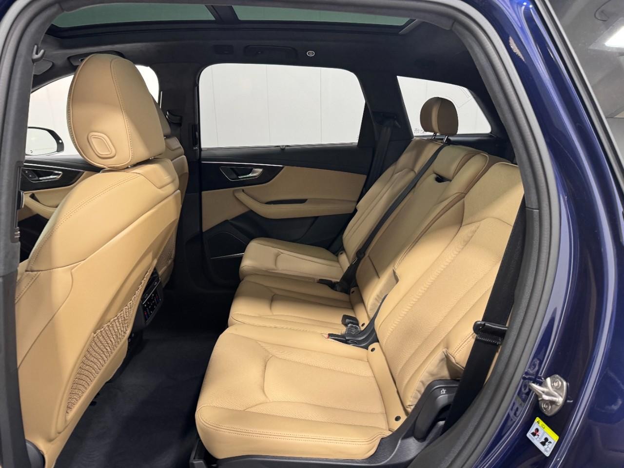 Audi Q7 Vehicle Full-screen Gallery Image 8