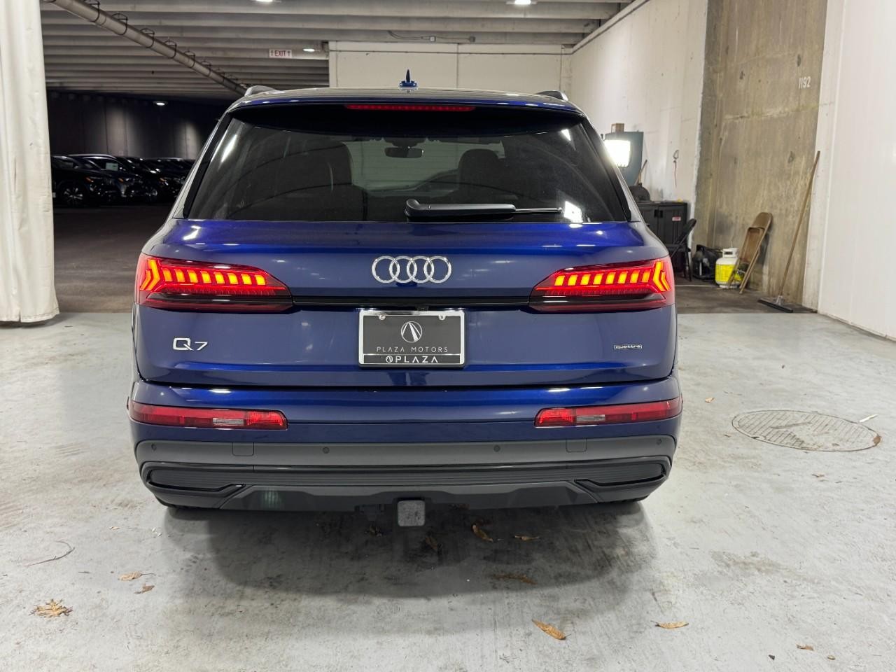 Audi Q7 Vehicle Full-screen Gallery Image 9