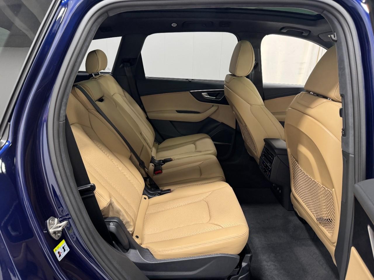 Audi Q7 Vehicle Full-screen Gallery Image 10